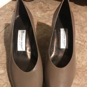 Etienne Aigner women’s pumps- taupe- size 8